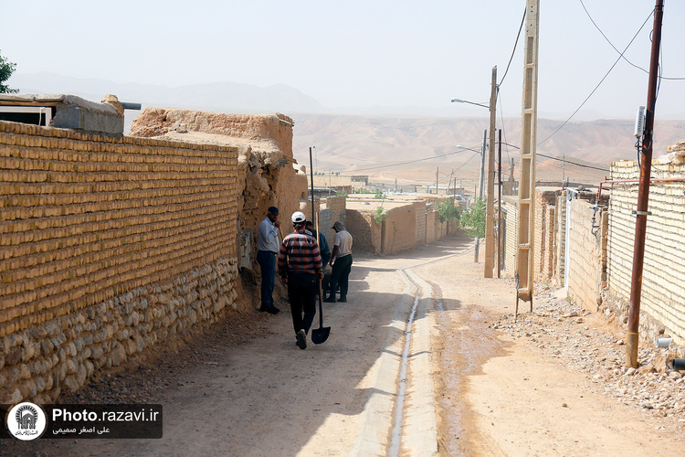 بازدید فرماندار و مدیران اجرایی شهر مشهد از روند خدمت‌رسانی آستان قدس رضوی در روستای هندل آباد