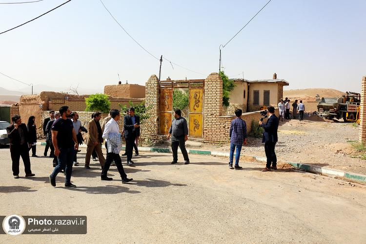 بازدید فرماندار و مدیران اجرایی شهر مشهد از روند خدمت‌رسانی آستان قدس رضوی در روستای هندل آباد