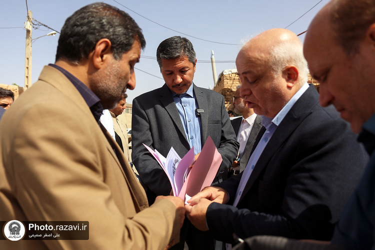 بازدید فرماندار و مدیران اجرایی شهر مشهد از روند خدمت‌رسانی آستان قدس رضوی در روستای هندل آباد