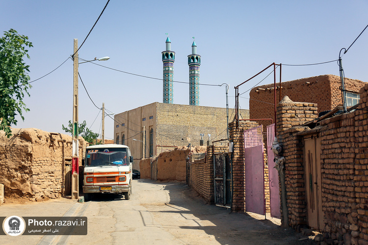 بازدید فرماندار و مدیران اجرایی شهر مشهد از روند خدمت‌رسانی آستان قدس رضوی در روستای هندل آباد