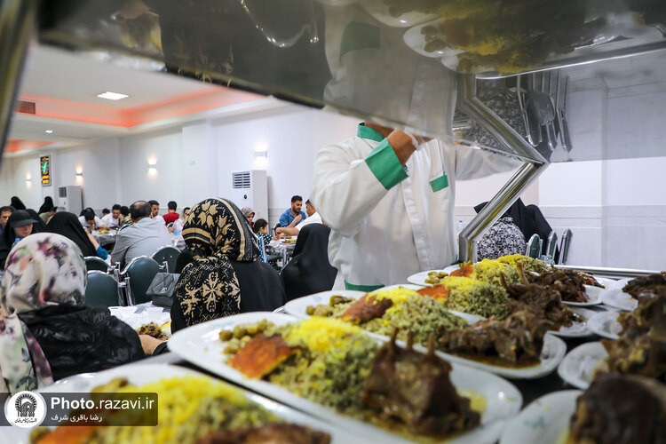 تشرف جمعی از زائران دارای بیماری خاص به حرم مطهر رضوی