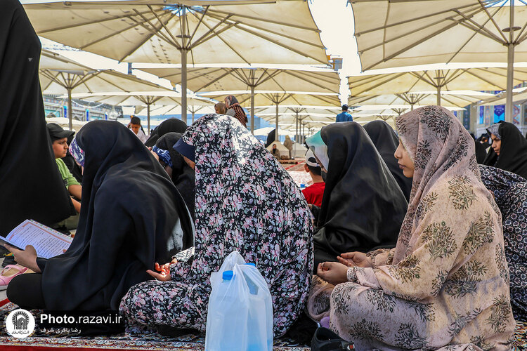 تشرف جمعی از زائران دارای بیماری خاص به حرم مطهر رضوی