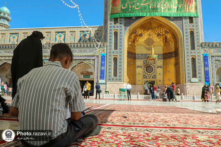 تشرف جمعی از زائران دارای بیماری خاص به حرم مطهر رضوی
