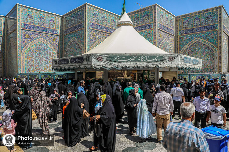 پذیرایی از زائران بارگاه منور رضوی در چایخانه حضرت