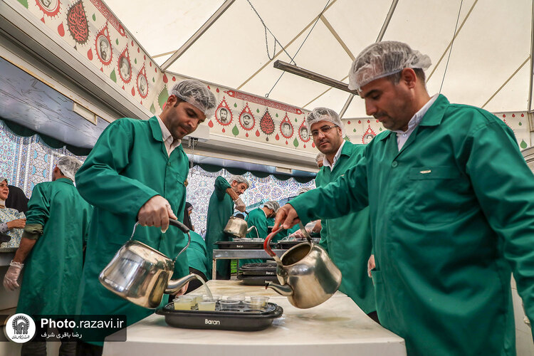 پذیرایی از زائران بارگاه منور رضوی در چایخانه حضرت