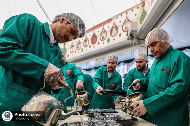 پذیرایی از زائران بارگاه منور رضوی در چایخانه حضرت