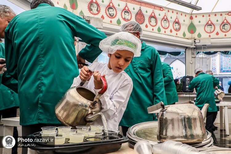 پذیرایی از زائران بارگاه منور رضوی در چایخانه حضرت
