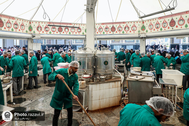 پذیرایی از زائران بارگاه منور رضوی در چایخانه حضرت