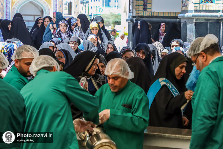 پذیرایی از زائران بارگاه منور رضوی در چایخانه حضرت