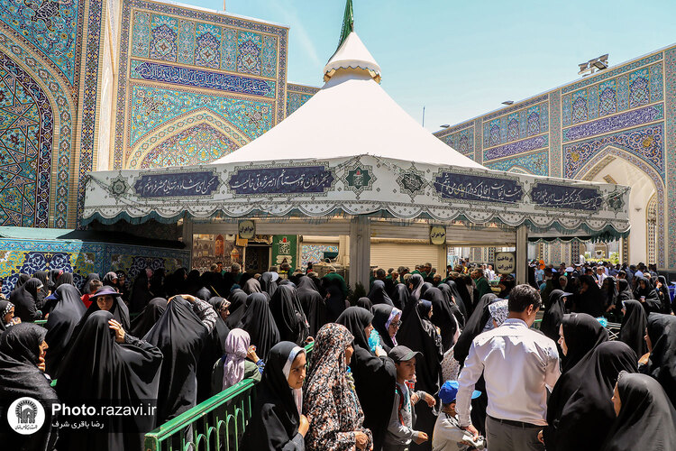 پذیرایی از زائران بارگاه منور رضوی در چایخانه حضرت