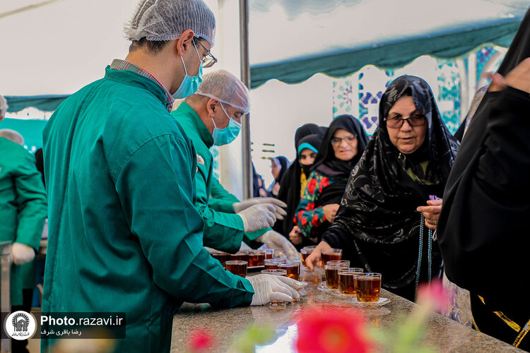 پذیرایی از زائران بارگاه منور رضوی در چایخانه حضرت