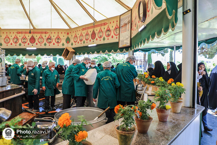 پذیرایی از زائران بارگاه منور رضوی در چایخانه حضرت