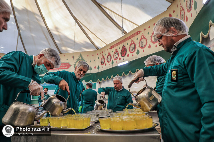 پذیرایی از زائران بارگاه منور رضوی در چایخانه حضرت