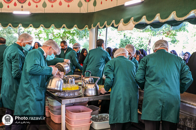 پذیرایی از زائران بارگاه منور رضوی در چایخانه حضرت
