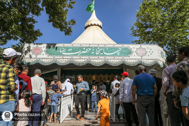 پذیرایی از زائران بارگاه منور رضوی در چایخانه حضرت