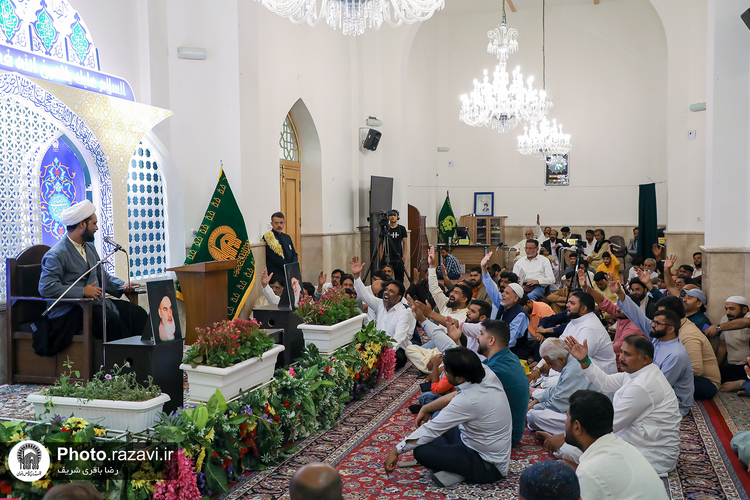 شعرخوانی مداحان اردوزبان در حرم مطهر رضوی