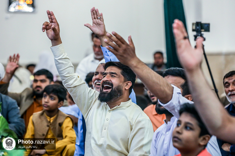 شعرخوانی مداحان اردوزبان در حرم مطهر رضوی