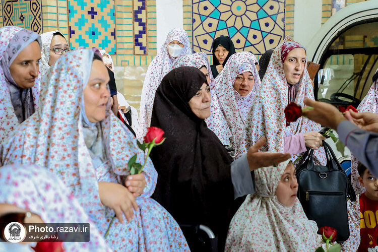 تشرف جمعی از معلولان اصفهانی به حرم مطهر رضوی