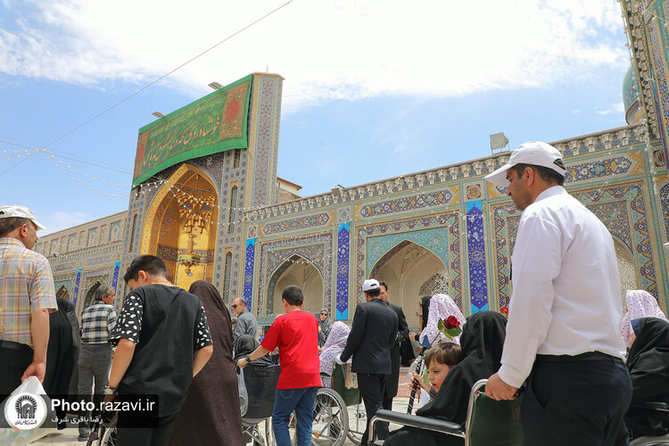 تشرف جمعی از معلولان اصفهانی به حرم مطهر رضوی