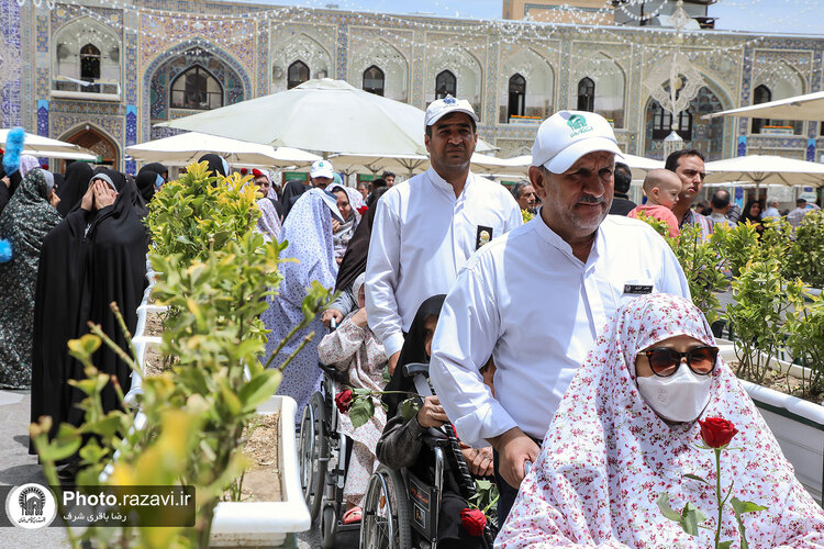 تشرف جمعی از معلولان اصفهانی به حرم مطهر رضوی