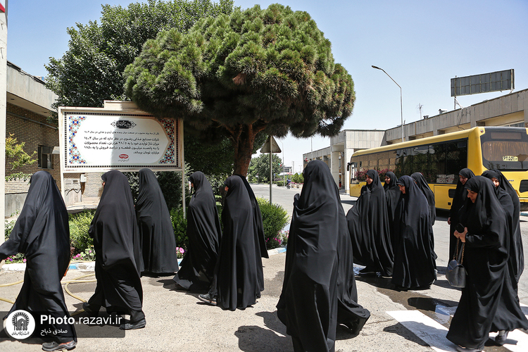 بازدید جمعی از خادمین و خادمیاران حرم مطهر از شرکت نان قدس رضوی