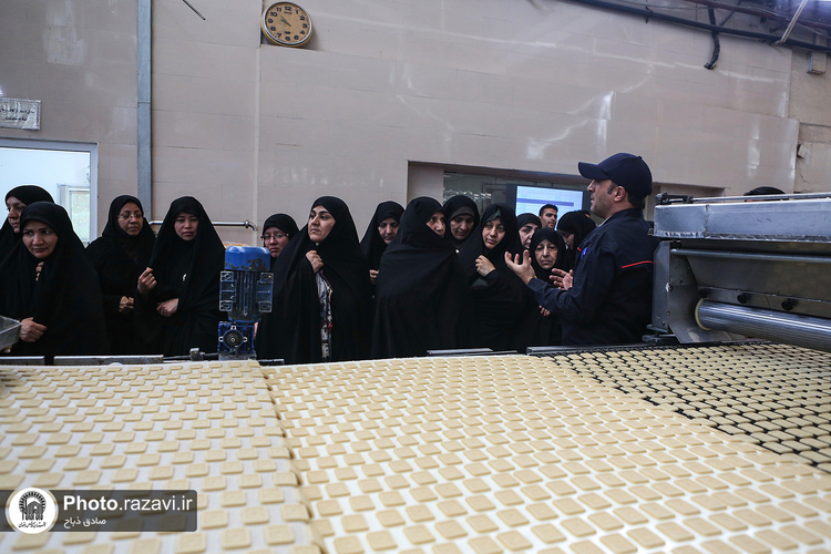 بازدید جمعی از خادمین و خادمیاران حرم مطهر از شرکت نان قدس رضوی