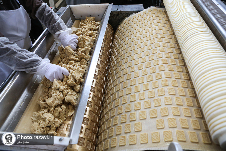 بازدید جمعی از خادمین و خادمیاران حرم مطهر از شرکت نان قدس رضوی