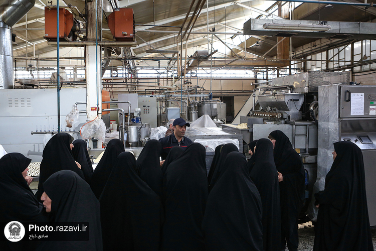 بازدید جمعی از خادمین و خادمیاران حرم مطهر از شرکت نان قدس رضوی