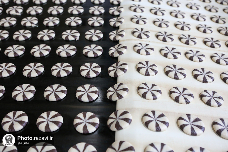 بازدید جمعی از خادمین و خادمیاران حرم مطهر از شرکت نان قدس رضوی