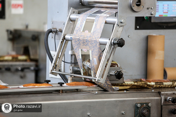 بازدید جمعی از خادمین و خادمیاران حرم مطهر از شرکت نان قدس رضوی