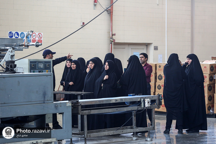 بازدید جمعی از خادمین و خادمیاران حرم مطهر از شرکت نان قدس رضوی