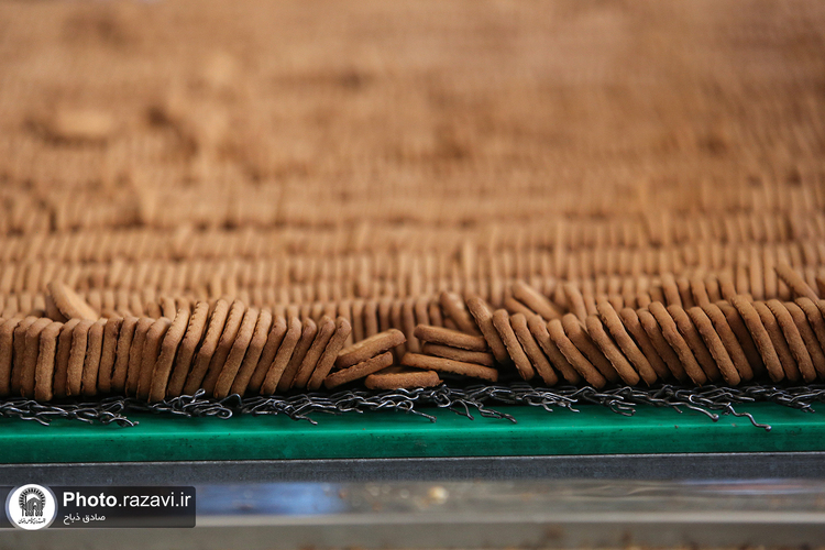 بازدید جمعی از خادمین و خادمیاران حرم مطهر از شرکت نان قدس رضوی