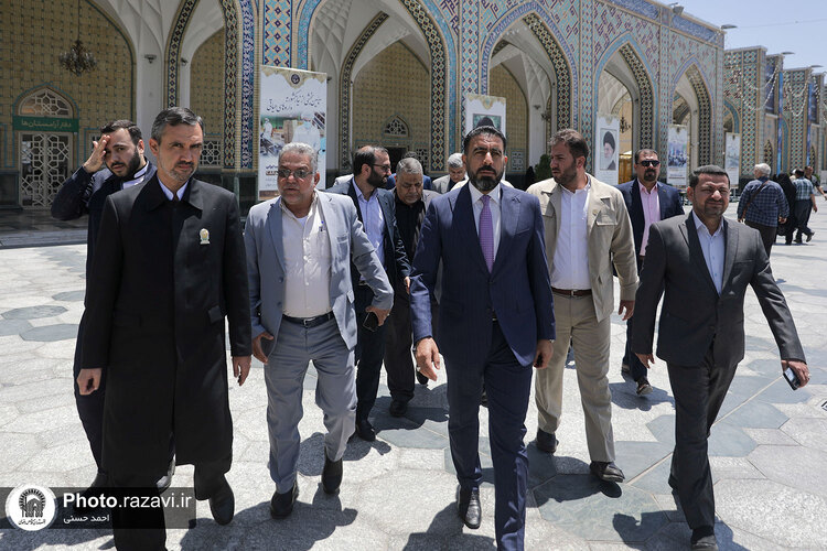 تشرف معاون استاندار نجف به حرم مطهر رضوی