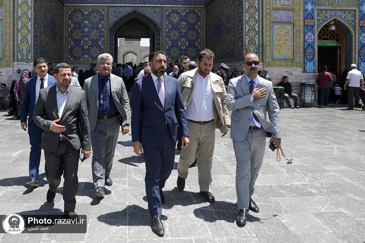 تشرف معاون استاندار نجف به حرم مطهر رضوی