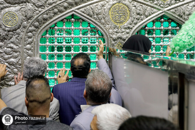 تشرف معاون استاندار نجف به حرم مطهر رضوی