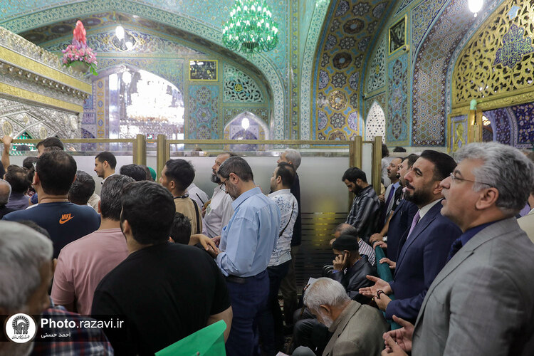 تشرف معاون استاندار نجف به حرم مطهر رضوی