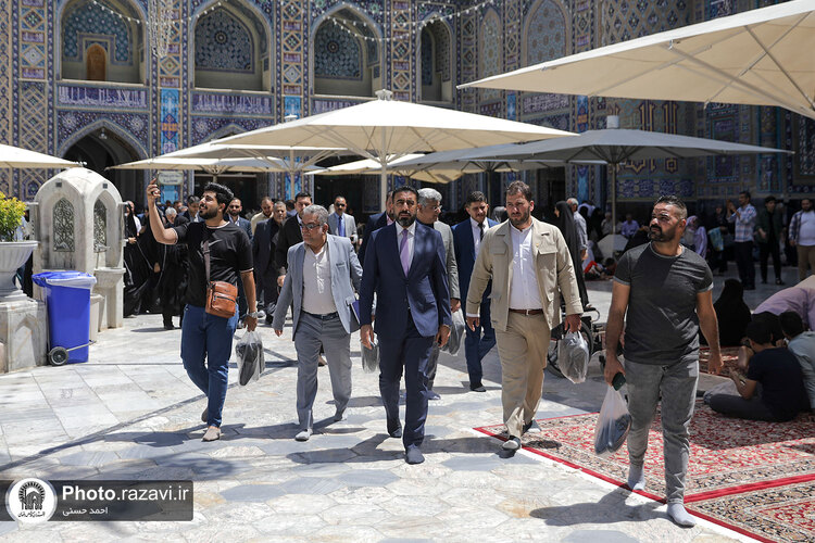 تشرف معاون استاندار نجف به حرم مطهر رضوی