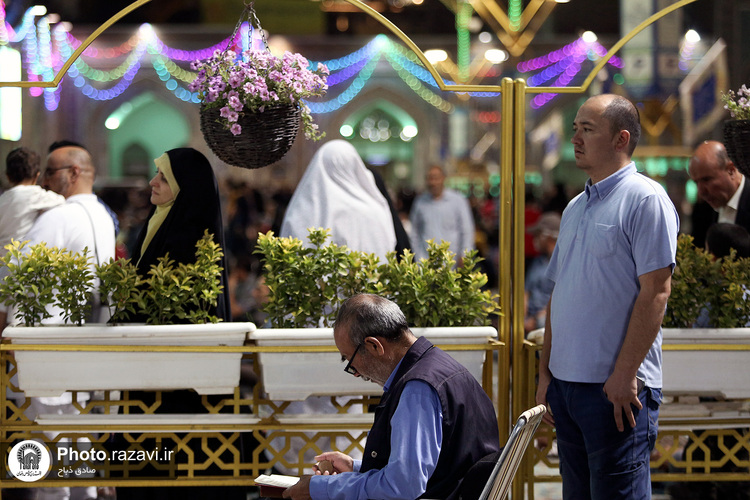 حال و هوای حرم مطهر رضوی در شب عید غدیر-2