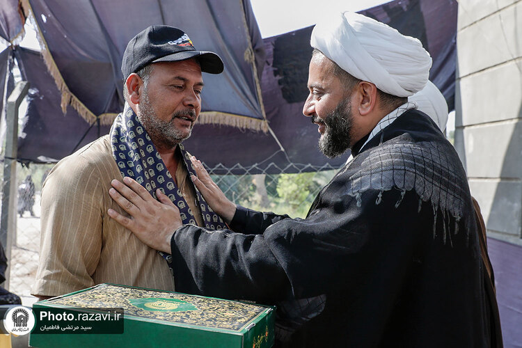 توزیع بسته‌های متبرک رضوی به موکب‌داران اربعین حسینی