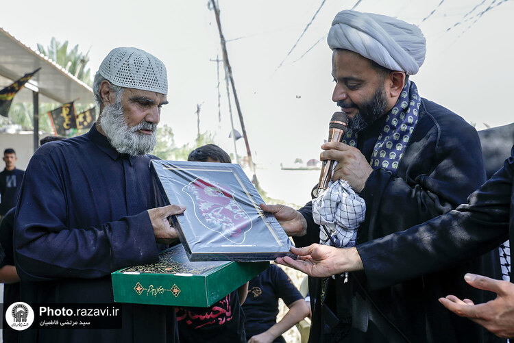 توزیع بسته‌های متبرک رضوی به موکب‌داران اربعین حسینی