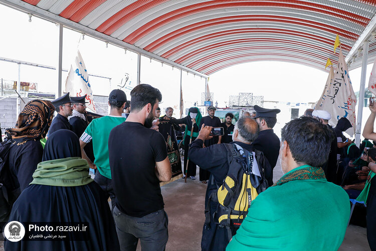 توزیع بسته‌های متبرک رضوی به موکب‌داران اربعین حسینی