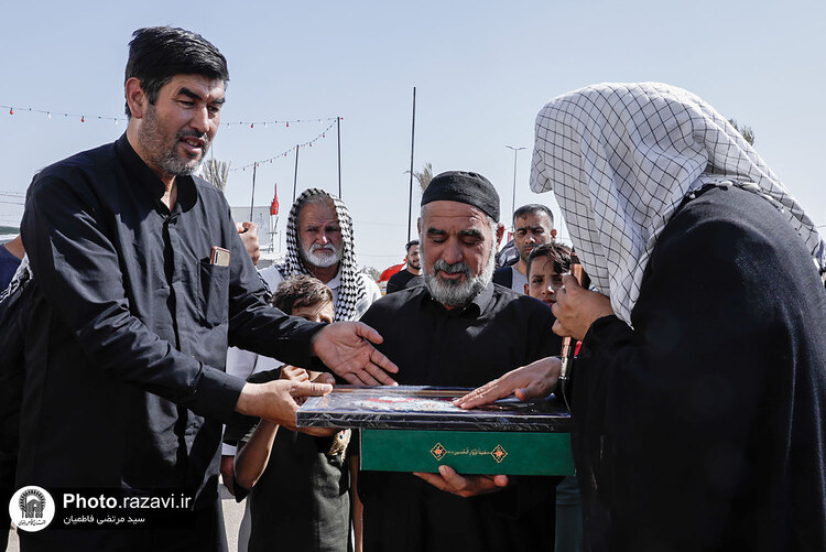 توزیع بسته‌های متبرک رضوی به موکب‌داران اربعین حسینی
