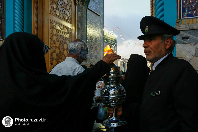 حال و هوای حرم مطهر رضوی در شب میلاد حضرت رسول(ص) و امام جعفر صادق(ع)