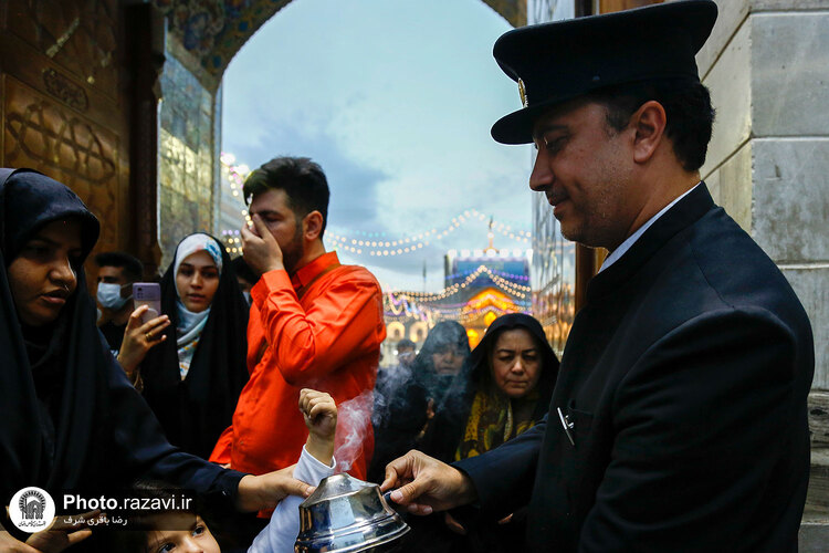 حال و هوای حرم مطهر رضوی در شب میلاد حضرت رسول(ص) و امام جعفر صادق(ع)