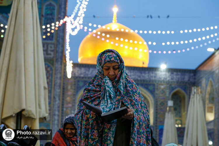 حال و هوای حرم مطهر رضوی در شب میلاد حضرت رسول(ص) و امام جعفر صادق(ع)