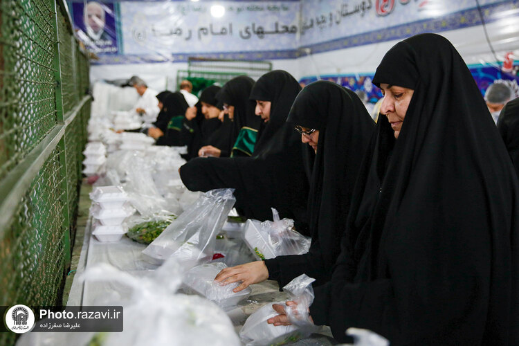 توزیع ٣۵٠٠ پرس غذای متبرک توسط خواهران خادم حرم مطهر رضوی