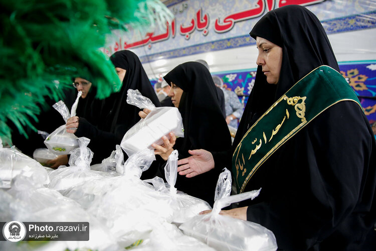 توزیع ٣۵٠٠ پرس غذای متبرک توسط خواهران خادم حرم مطهر رضوی