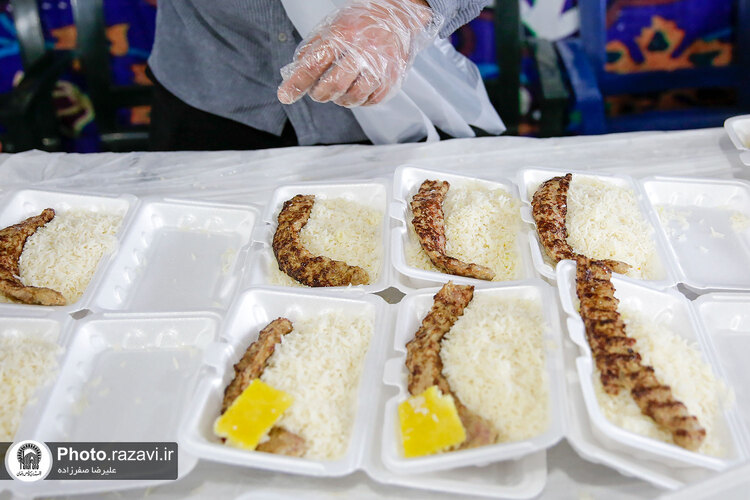 توزیع ٣۵٠٠ پرس غذای متبرک توسط خواهران خادم حرم مطهر رضوی