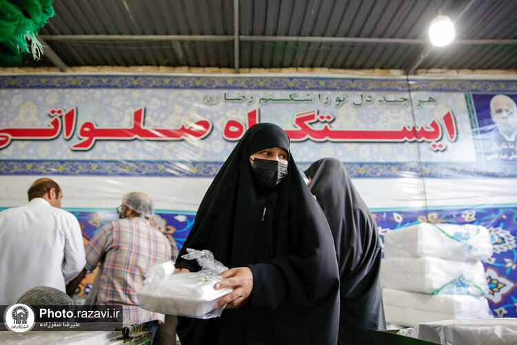 توزیع ٣۵٠٠ پرس غذای متبرک توسط خواهران خادم حرم مطهر رضوی