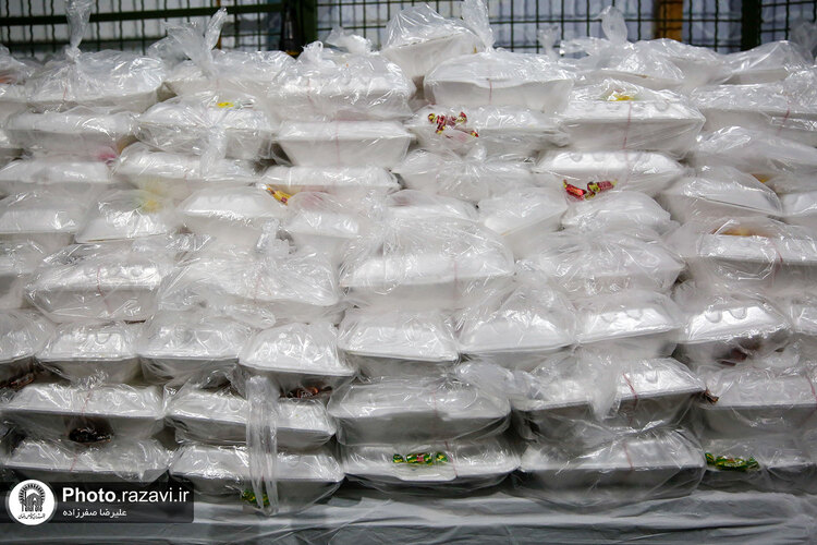 توزیع ٣۵٠٠ پرس غذای متبرک توسط خواهران خادم حرم مطهر رضوی